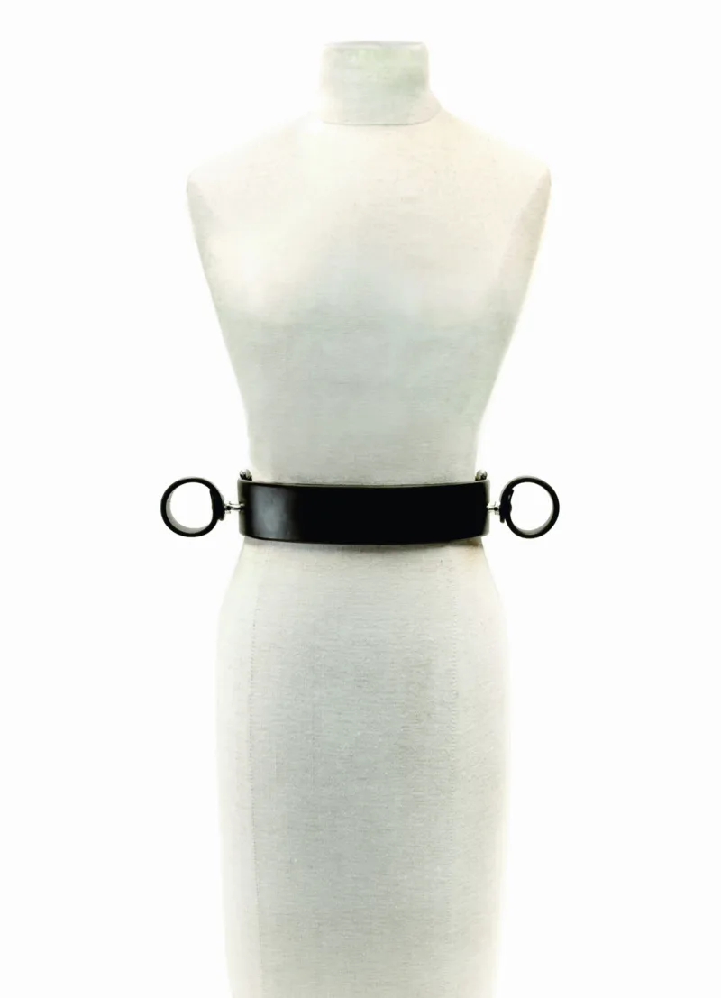 A restraint and lunging belt to which both wrists can be securely fastened using NoNón wrist restraints